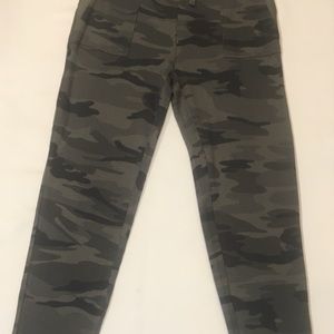 SPLENDID TAPERED CAMO JOGGERS-NEW WITH TAGS